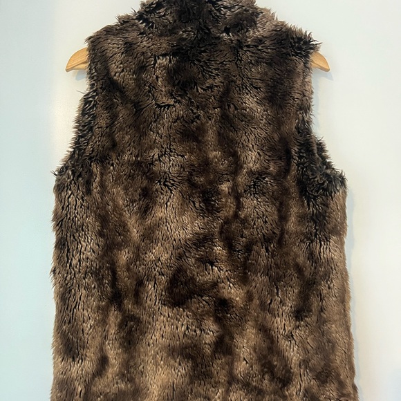Cozy, furry vest! - Picture 4 of 4